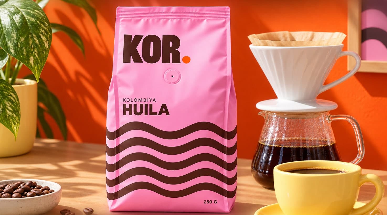 Kafe tezgâhında Huila paketi, V60 ve sarı fincan