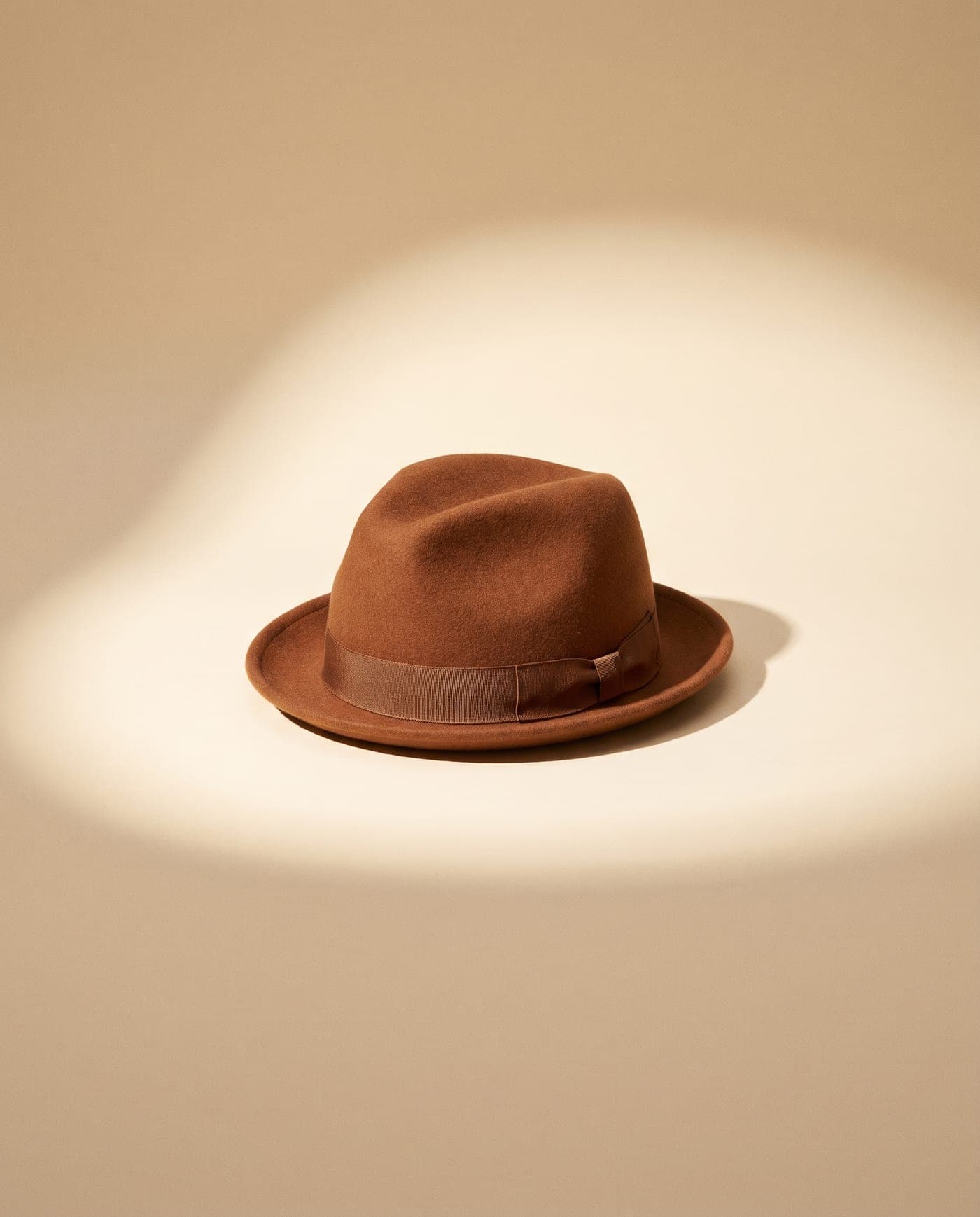 Tarçın trilby, Yün keçe · kısa kenar