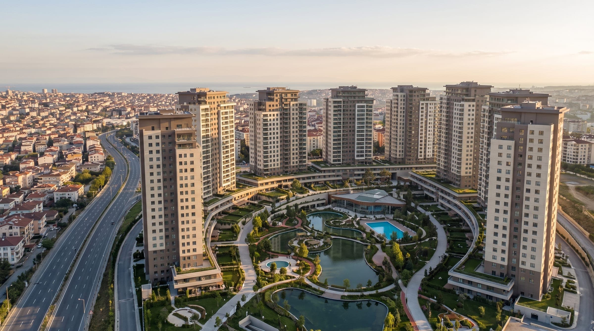 Kulelerin yanından geçen otoyol ve İstanbul'un Avrupa yakası (temsili görsel)