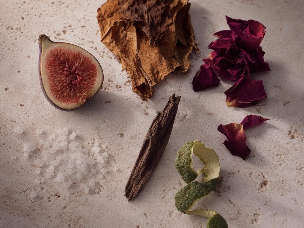 Traverten üzerinde incir, tütün yaprağı, gül yaprakları, tuz, oud ve bergamot kabuğu